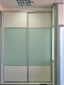 Встроенный двухдверный шкаф-купе с матовым стеклом