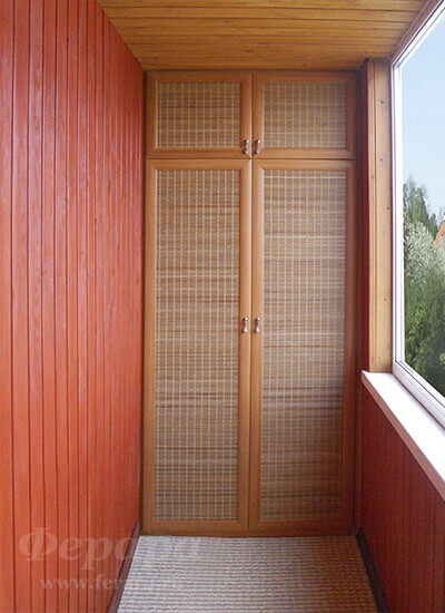 Распашной шкаф на балкон с бамбуком