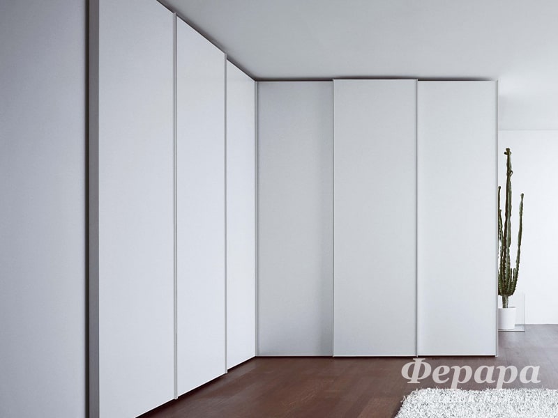 Угловой шкаф-купе белый с подвесными дверьми
