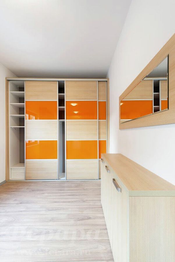 Встроенный шкаф с оранжевой вставкой в цвете дуб