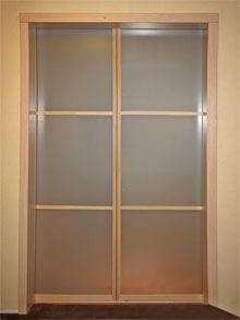 Двери-купе в гардеробную с матовым стеклом