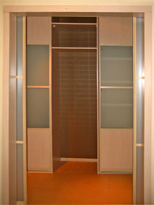 Двери-купе в гардеробной для одежды с матовым стеклом