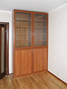 Корпусный шкаф с распашными дверями для библиотеки
