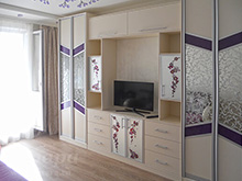Шкафы-купе в гостиную с витражом, декоративным стеклом и фотопечатью(ТВ стенка)