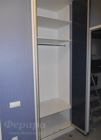 Встроенный двухдверный распашной шкаф в прихожую с зеркалом, глубиной 55см, фото 2