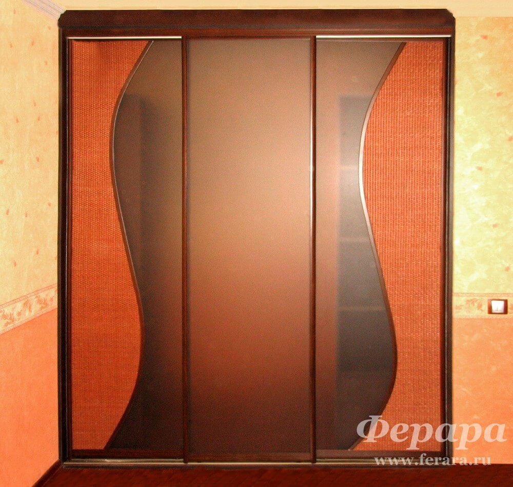 Встроенный шкаф-купе с ротангом и стеклом «Волна»
