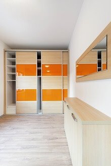 Встроенный шкаф с оранжевой вставкой в цвете «Акация»