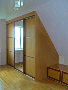 Встроенный шкаф-купе с ротангом и зеркалом