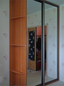 Встроенный шкаф-купе в цвете «вишня» с зеркалом