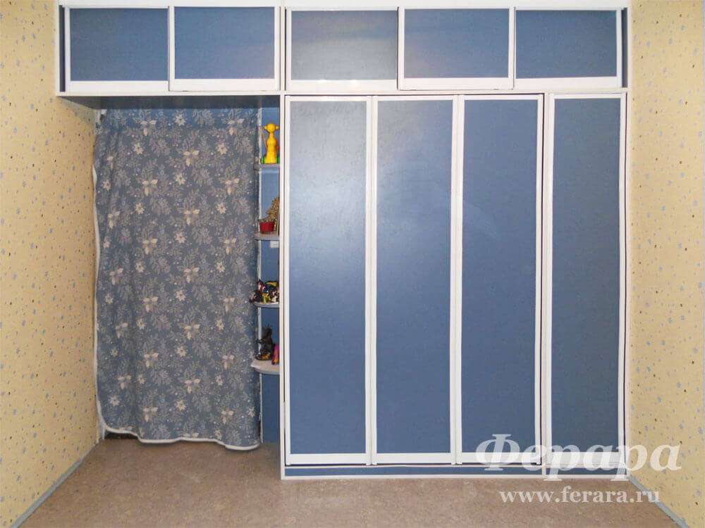 Встроенный шкаф-купе с антресолью в синем цвете
