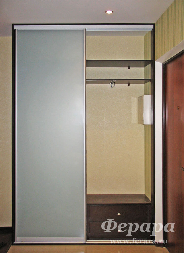 Встроенный шкаф-купе в цвете «венге» с матовым стеклом , фото 3